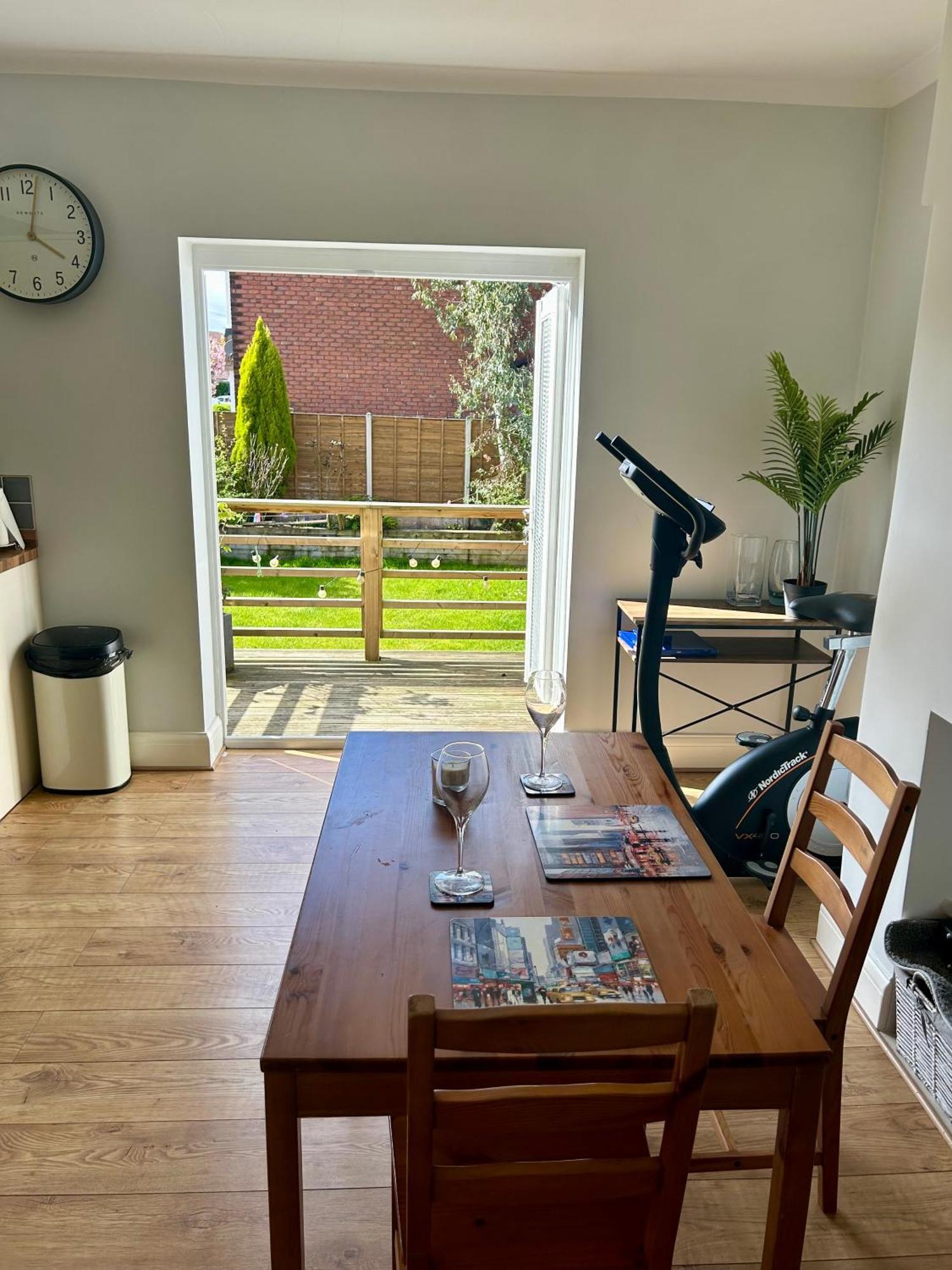 Lovely, Large Double Bedroom With Park View In Home Hazel Grove Exterior foto